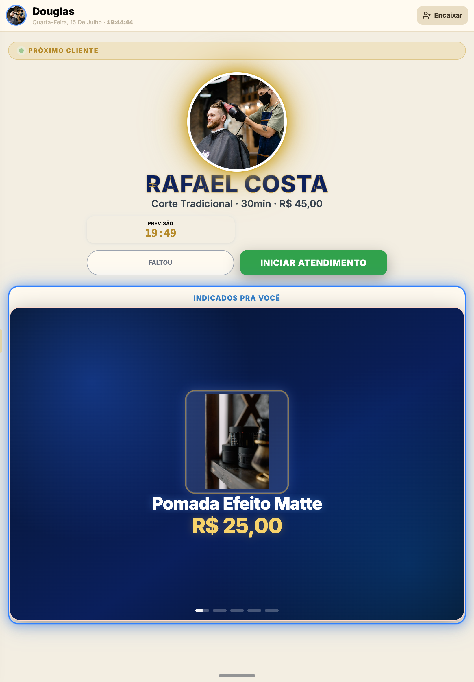 Billens no tablet da cadeira, mostrando o próximo cliente e o botão de iniciar atendimento